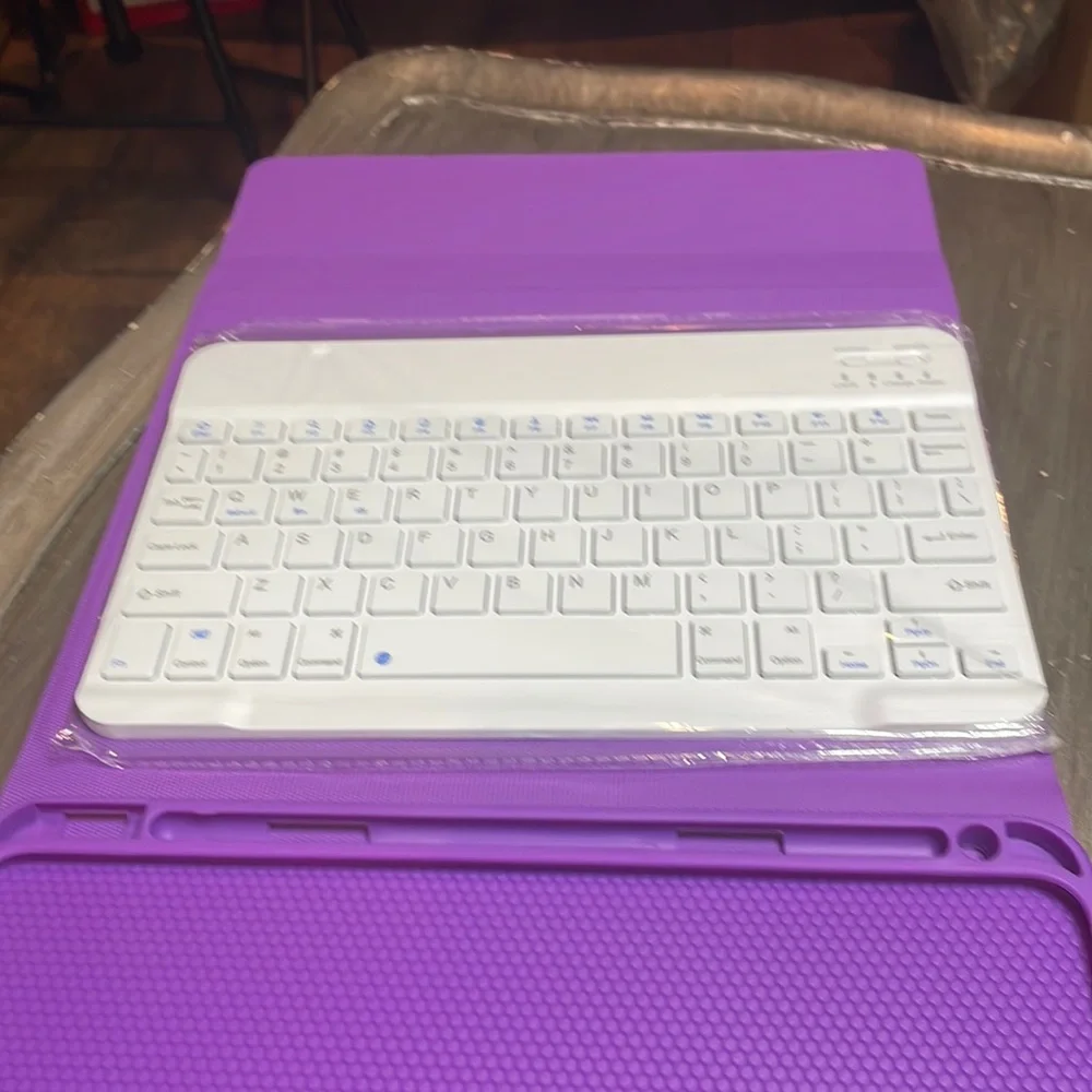 iPad case with keyboard 10X8 💜purple NIB.